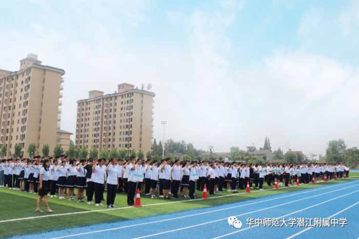 潜江德风高级中学举行开学首次升旗仪式
