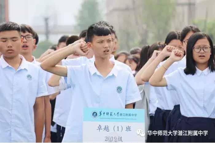 潜江德风高级中学举行开学首次升旗仪式