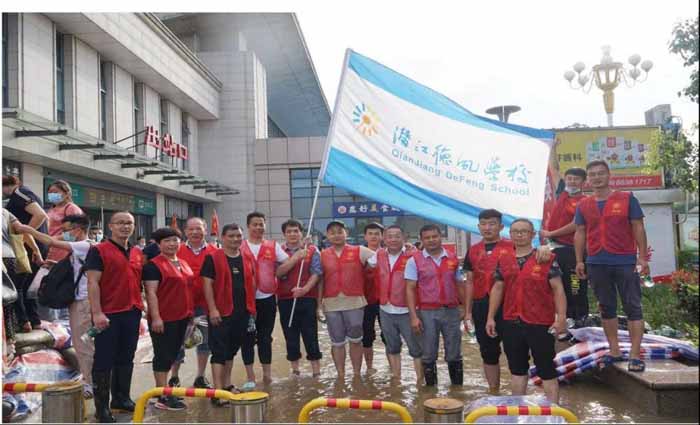 潜江德风学校教师志愿者积极参加防汛救灾服务