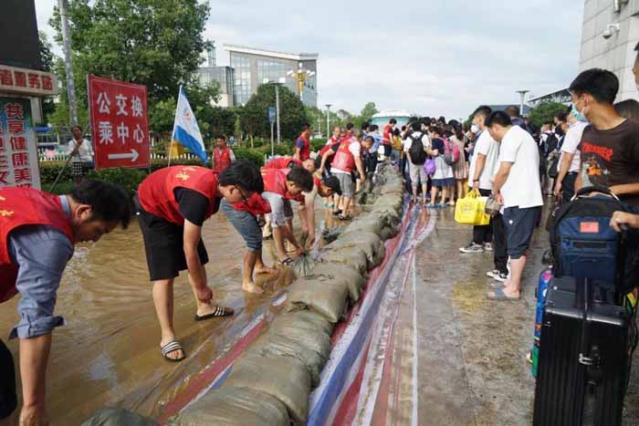 潜江德风学校教师志愿者积极参加防汛救灾服务